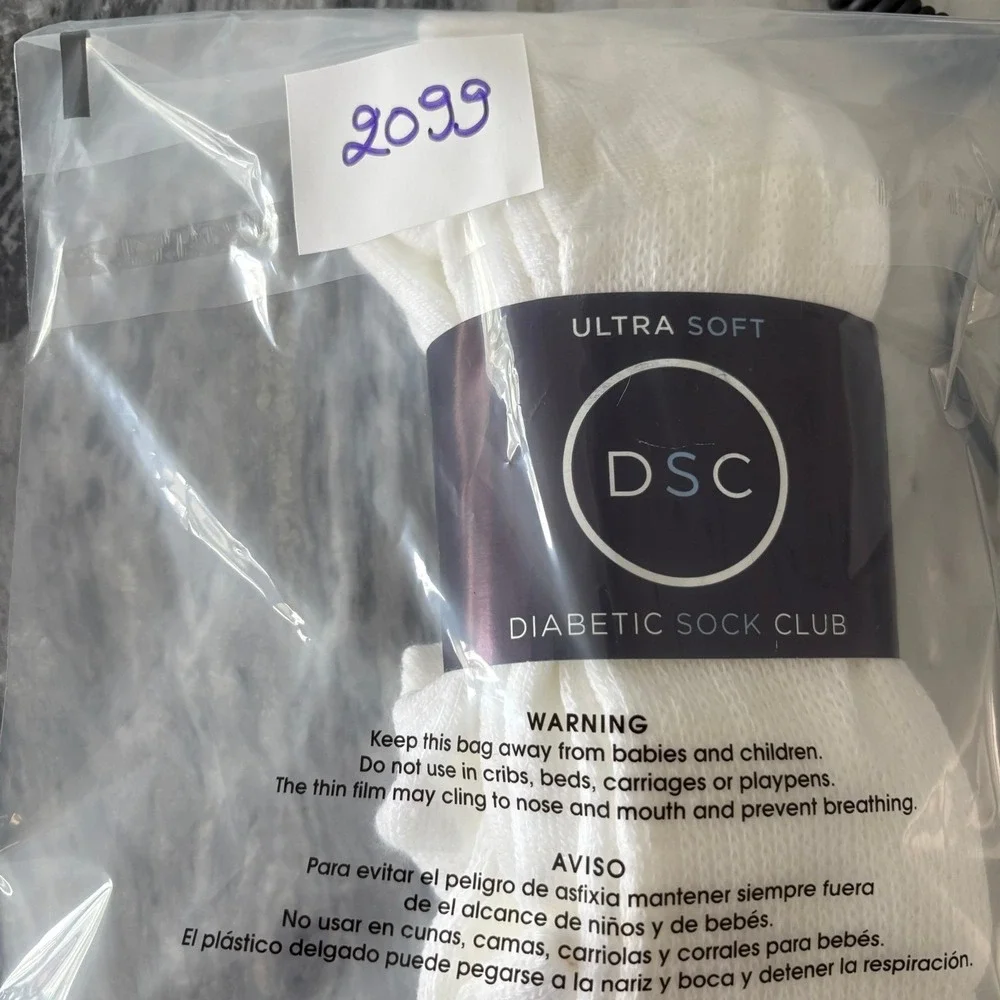 Diabetic Sock Club White Ultra Soft Crew Socks Unisex L/XL Made in USA 10-13